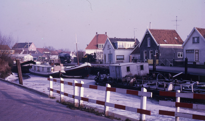 DIA40208 De oude haven met diverse schepen in de winter. Op de achtergrond de Oostkade; 26 december 1970