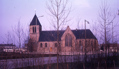DIA40209 De Dorpskerk, gezien vanaf de Achterweg; 26 december 1970