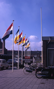 DIA40213 De expositie '25.000 Inwoners in Spijkenisse' in Buurt- en Jeugdcentrum De Repelaer; 28 februari 1970