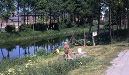 DIA40235 Jongens vissen in de Vierambachtenboezem. Gezien vanaf de Hekelingseweg en Vredehofstraat; 30 mei 1970