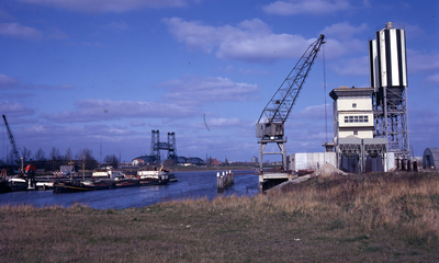 DIA40248 De nieuwe haven, met op de achtergrond de Spijkenisserbrug. Rechts de silo en werkkraan van de betonfabriek; ...