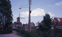 DIA40250 Molen en het gemaal De Leeuw van Putten, gezien vanaf de Molenlaan; 30 mei 1971