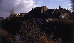 DIA40267 Zicht op de boezem en de de achterkant van de woningen aan het Noordeinde vanaf de Molenlaan; November 1971
