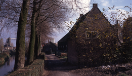 DIA40268 Zicht op de boezem en achterkant van de woningen van het Noordeinde vanaf de Bermweg; 1971