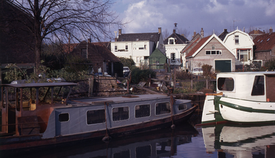 DIA40271 Zicht op de haven en de achterkant van de woningen aan het Noordeinde; 6 november 1971