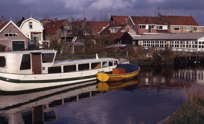DIA40273 De haven met oude schepen en zicht op de achterkant van de woningen aan het Noordeinde; 6 november 1971