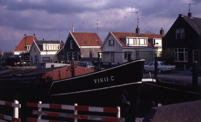 DIA40274 Zicht op de haven met het schip Viking en de woningen aan de Oostkade; 6 november 1971