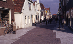 DIA40282 De sierbestrating in de Voorstraat, die inmiddels tot voetgangersgebied is verklaard. Redactie van Streekblad ...