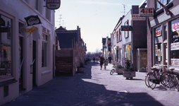 DIA40284 Diverse winkels in de Voorstraat; 25 maart 1972