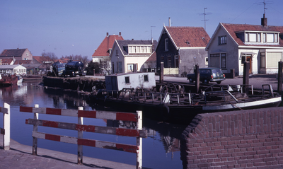 DIA40285 Zicht op de haven en de Oostkade; 25 maart 1972