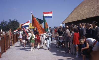 DIA40318 Opening van de kinderboerderij De Trotse Pauw met een defilé van vlaggen; 2 september 1972