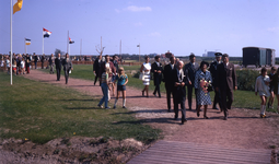 DIA40324 De jubilerende burgemeester Bliek en echtgenote verlaten het terrein na de opening van de kinderboerderij De ...