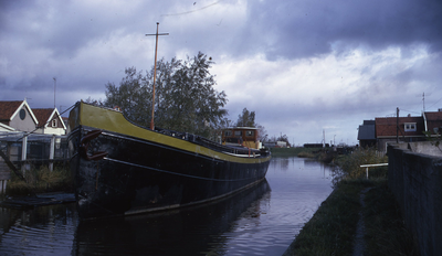 DIA40368 Een binnenvaartschip in de oude haven; 26 oktober 1974