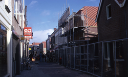 DIA40382 Opgeleverde nieuwbouw langs de Spuistraat, gezien vanaf de Voorstraat; 26 oktober 1974