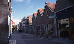 DIA40383 Opgeleverde nieuwbouw langs de Spuistraat, gezien vanaf de Voorstraat; 26 oktober 1974