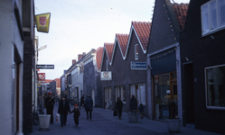 DIA40389 Drie nieuwe panden in gebruik; 28 december 1974