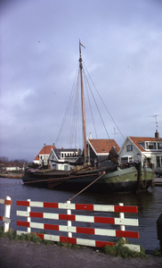 DIA40394 Binnenvaartschip in de haven; 28 december 1974
