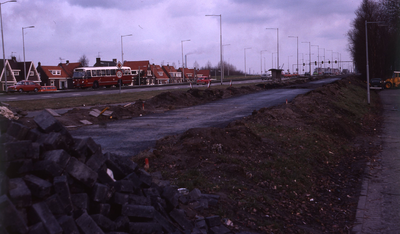 DIA40427 Aanleg van de busbaan. In de verte de verkeerslichten bij de Molendijk.; 1 januari 1976