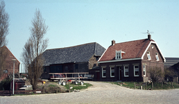 DIA40444 De boerderij van Hogenboom, de laatste boerderij in het dorp (Ottershol); 18 april 1976