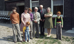 DIA40445 De familie van Jan Hogenboom Jzn, kort voor hun vertrek naar Drenthe. Tweede en derde van rechts: Adri ...