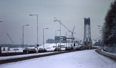 DIA40464 Het eerste deel van de nieuwe Spijkenisserbrug is aangebracht; 30 december 1976