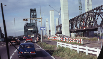 DIA40490 Aanbouw nieuwe Spijkenisserbrug, gezien vanaf Hoogvlietse zijde; 17 september 1977
