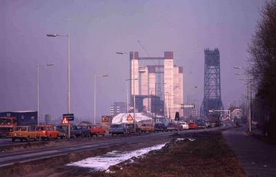 DIA40522 File voor de oude brug. de nieuwe Spijkenisserbrug is in aanbouw; 16 februari 1978