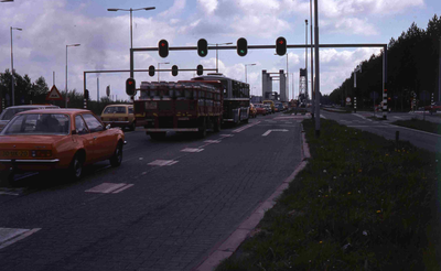 DIA40523 File voor de oude brug; 13 mei 1978