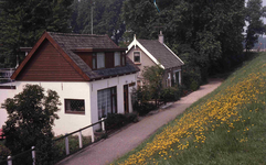 DIA40526 Woningen aan de Beneden Molendijk in Hoogvliet; 13 mei 1978