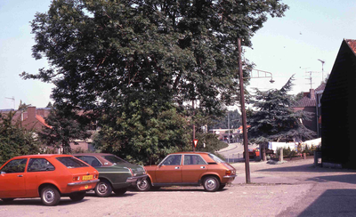 DIA40608 Geparkeerde auto's langs de Achterweg; 27 juli 1979