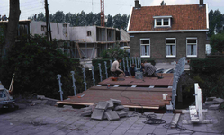 DIA40721 Bouw van bejaardenwoningen en een voetgangersbrug over de Boezem; 26 juni 1980