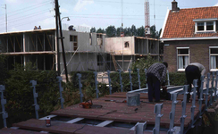 DIA40722 Bouw van bejaardenwoningen en de voetgangersbrug over de Vierambachtenboezem; 26 juni 1980