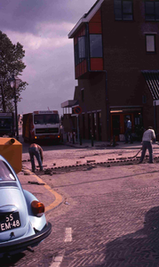 DIA40749 Bestraten richting de Nieuwstraat; 2 oktober 1980