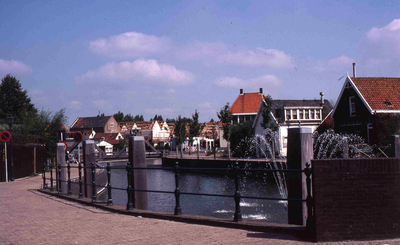 DIA40810 Fontein in de Oude Haven, met op de achtergrond de nieuwbouw voor H.E. Dekker; 27 augustus 1981
