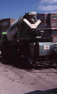 DIA40866 Bouw van het ABC-complex: betonauto; 14 april 1982