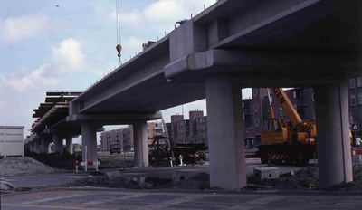 DIA40913 De bouw van het viaduct voor de metrolijn; 26 augustus 1982