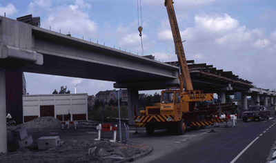 DIA40915 De bouw van het viaduct voor de metrolijn; 26 augustus 1982