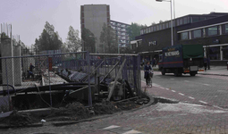 DIA40939 De bouw van het stadhuis, gezien gezien vanaf de hoek van de Uitstraat en de Marrewijklaan. Rechts het ...