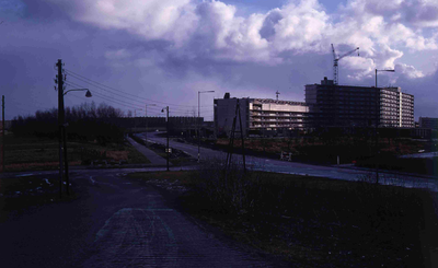 DIA40991 Bouwwerkzaamheden in Spijkenisse, gezien vanaf de Nieuwstraat, de Hekelingse- of Breestoep; 26 december 1968