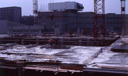 DIA41067 De bouw van winkels, kantoorruimte en woningen boven de parkeergarage; 18 augustus 1983