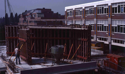 DIA41068 De bouw van winkels, kantoorruimte en winkels boven de parkeergarage; 18 augustus 1983