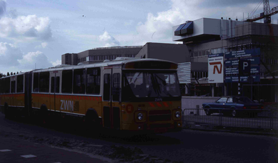 DIA41087 Een bus van ZWN voor het nieuwe stadhuis; 22 september 1983