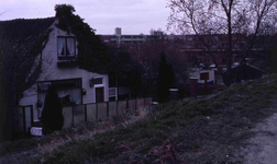 DIA41247 De woning van N. Ouwens-Versluys langs de Lange Schenkeldijk; 6 april 1985