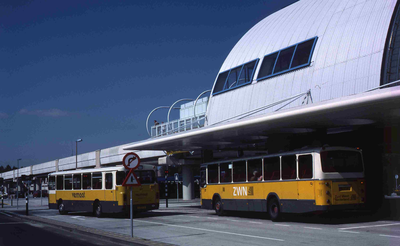 DIA41259 Twee bussen van ZWN bij Metrostation Centrum; 29 mei 1985