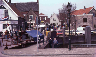 DIA41329 Braderie op de hoek van de Kaaistraat; 26 april 1986