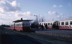 DIA41429 Twee trams: de linker gaat naar Hellevoetsluis, de rechter naar Oostvoorne; 2 november 1964