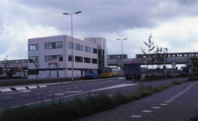 DIA41452 Het kantoorgebouw van de woningbouwstichting naast het viaduct van de metrolijn; 17 juni 1987