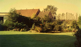 DIA41568 De tuin rond de woning van P.L. Baris aan de Meeldijk; September 1963