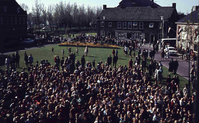DIA41593 Volkszang voor het gemeentehuis tijdens Koninginnedag; 30 april 1966