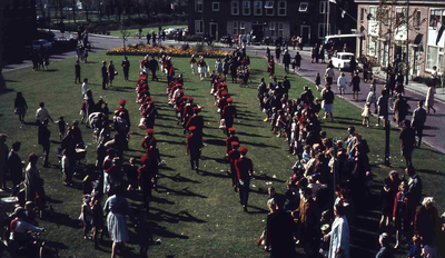 DIA41594 Volkszang en muziek voor het gemeentehuis tijdens Koninginnedag; 30 april 1966